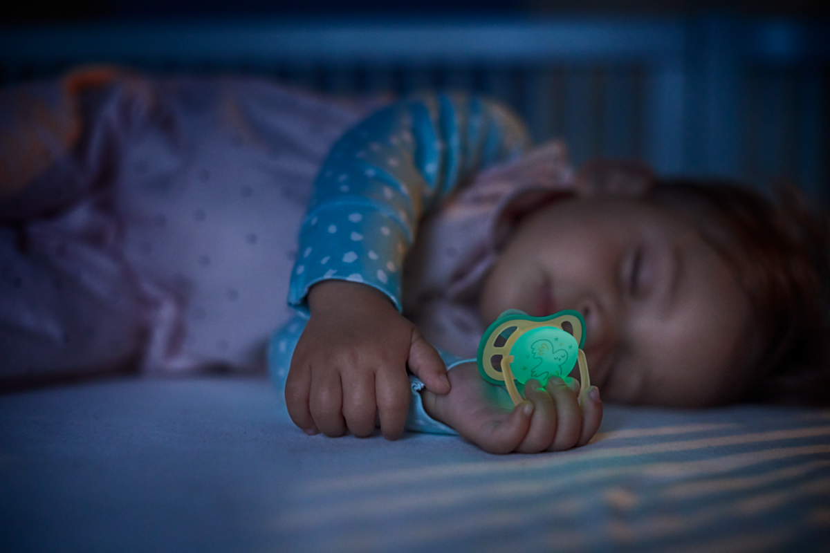 Bébé avec sucette Philips Avent Ultra Air Nighttime