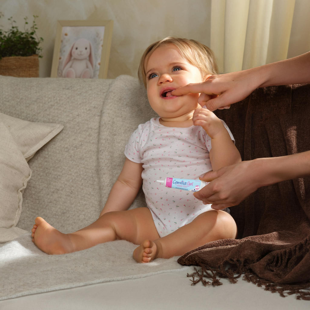 Application de Camilia Gel sur les gencives de bébé