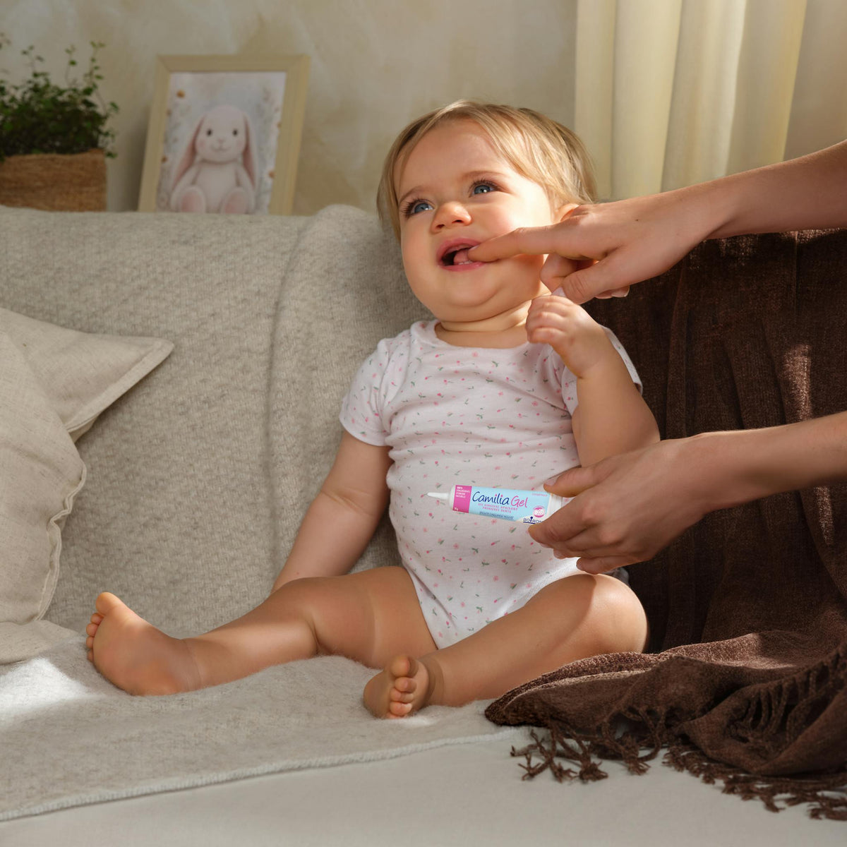 Application de Camilia Gel sur les gencives de bébé