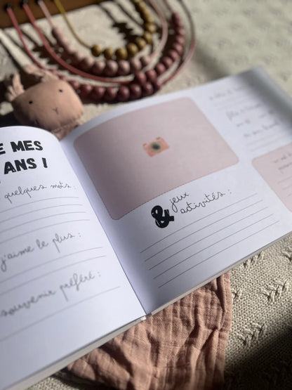 Intérieur de l'album anniversaire enfant Gribouille avec des espaces pour coller des photos et écrire des souvenirs.