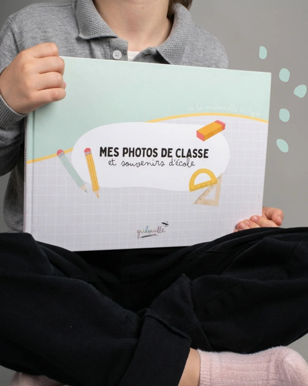 Intérieur du livre souvenir d'école Gribouille avec emplacements pour coller la photo de classe.