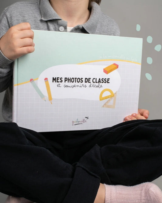 Intérieur du livre souvenir d'école Gribouille avec emplacements pour coller la photo de classe.