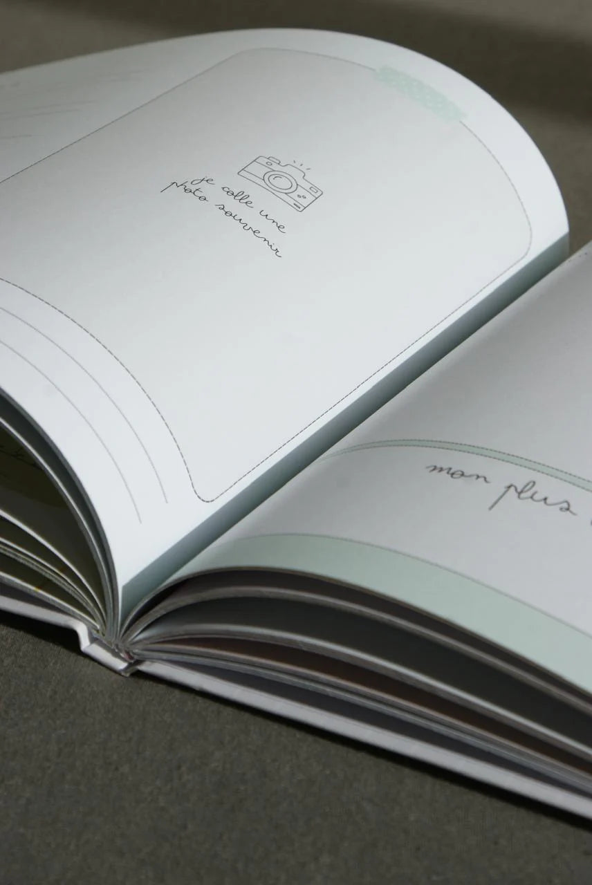 Détail des pages de l'album scolaire Gribouille pour noter les prénoms des camarades et professeurs.
