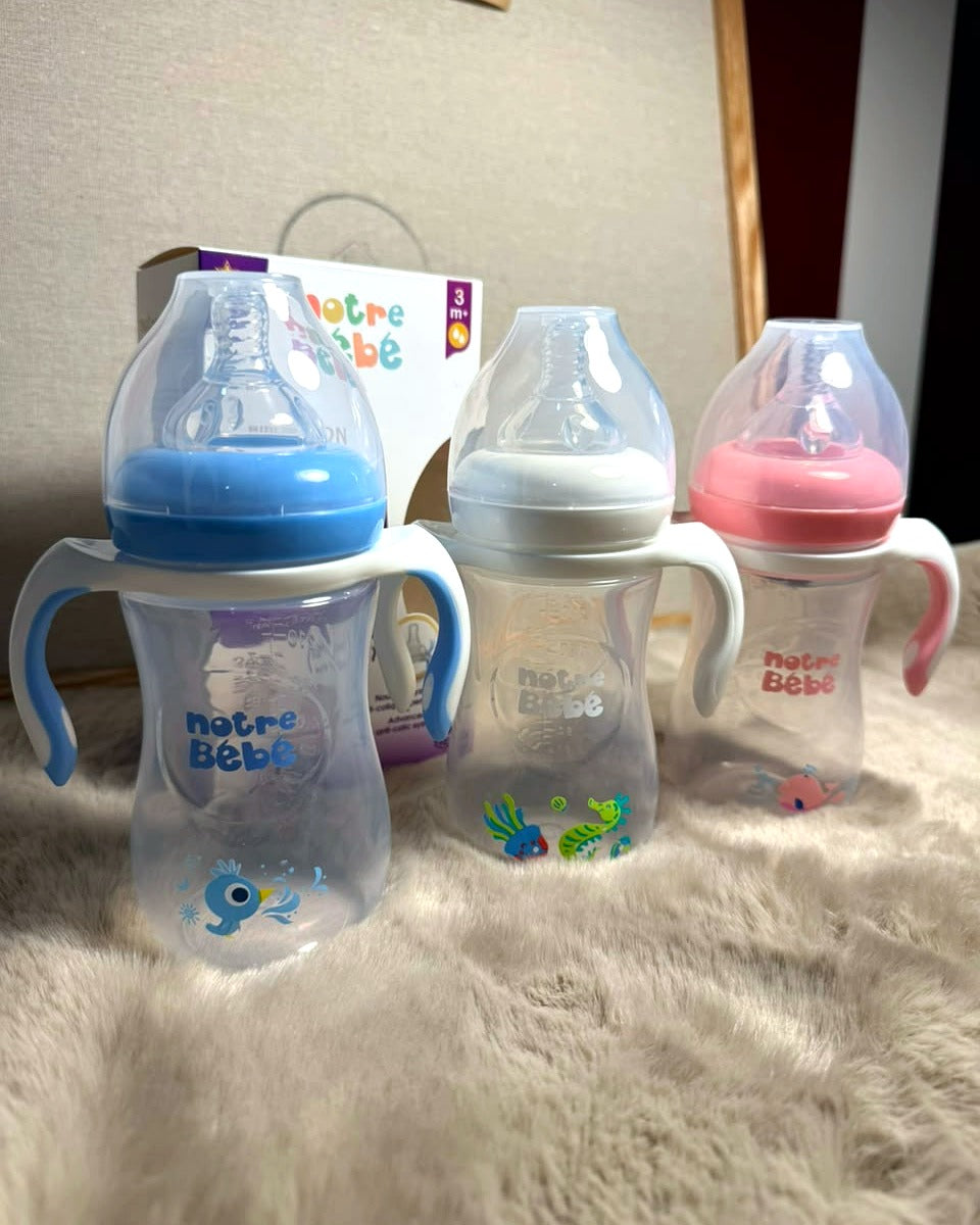 Biberons Notre Bébé Wide Neck anti-colique 240ml avec poignées – bleu, blanc et rose – Nanou's House