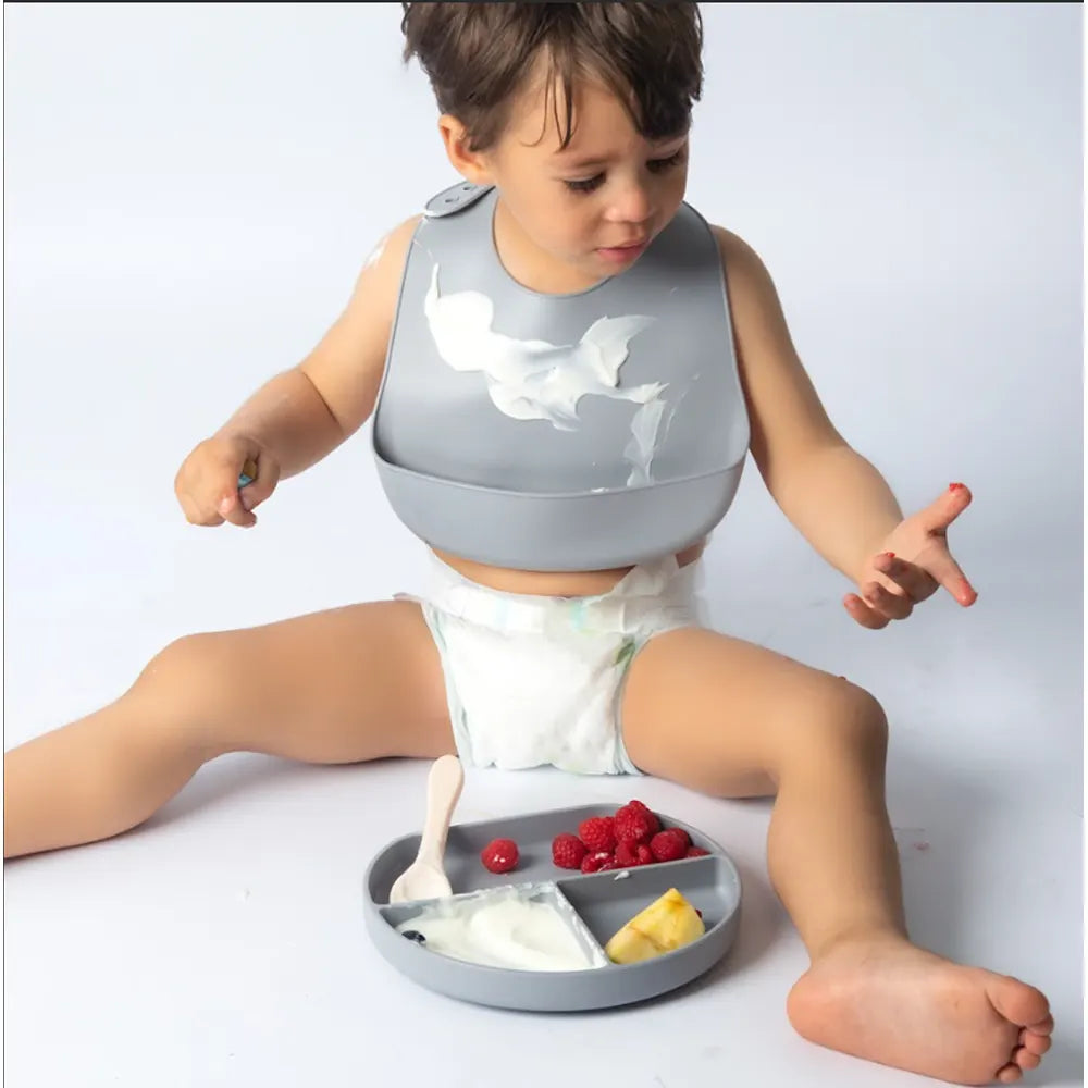 Assiette bébé silicone Yummy multi-compartiments avec ventouse 4M+ | Nanou’s House Maroc