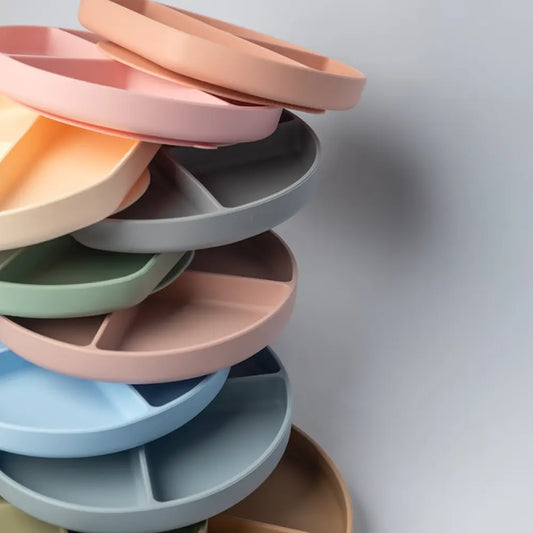 Assiette bébé silicone Yummy multi-compartiments avec ventouse 4M+ | Nanou’s House Maroc