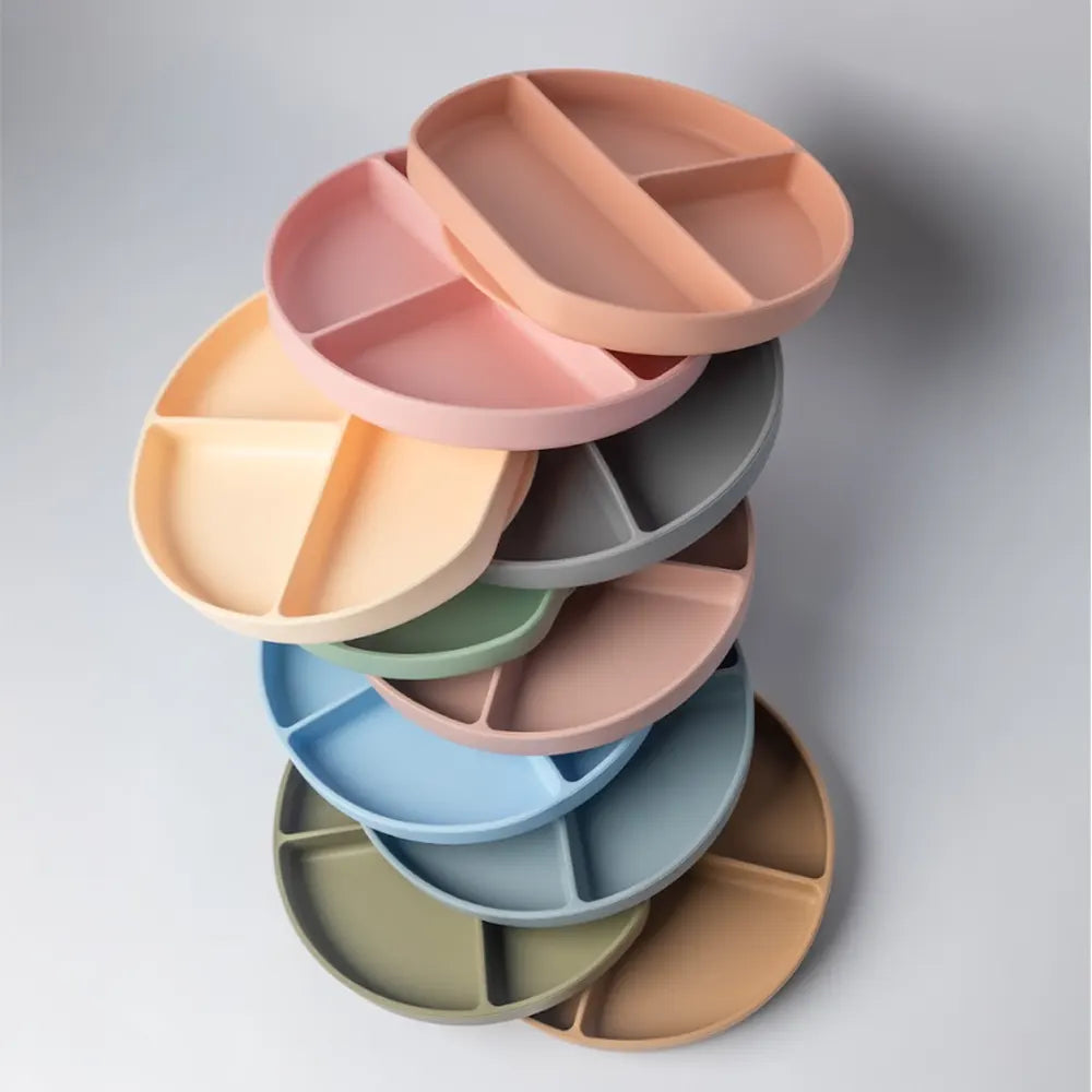 Assiette bébé silicone Yummy multi-compartiments avec ventouse 4M+ | Nanou’s House Maroc
