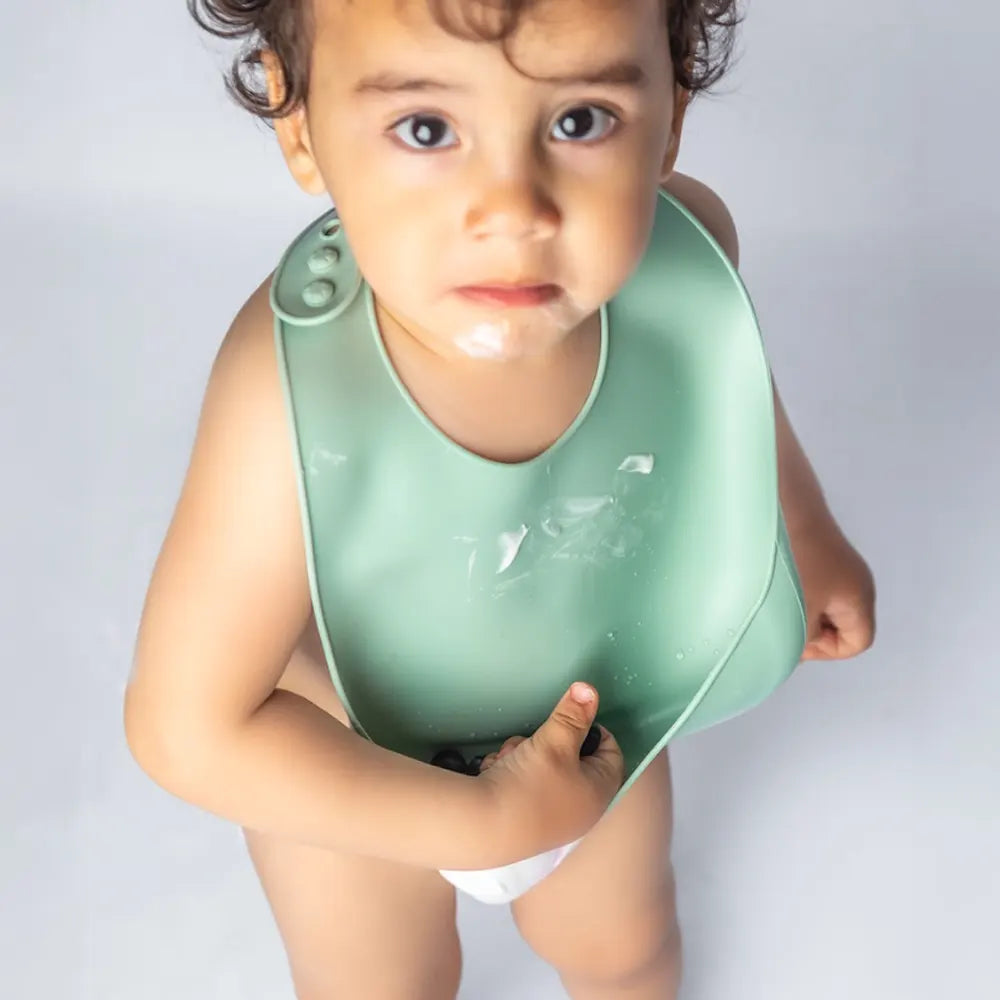 Bavoir YUMMY en silicone avec poche 4M+ porté par bébé – Nanou's House