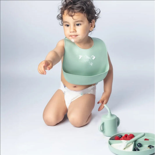 Bavoir YUMMY en silicone avec poche 4M+ porté par bébé – Nanou's House