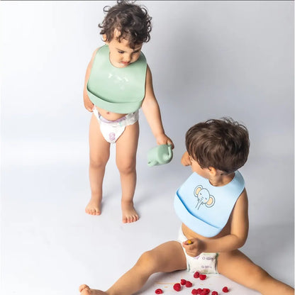 Bavoirs YUMMY en silicone avec poche 4M+ portés par des enfants – Nanou's House