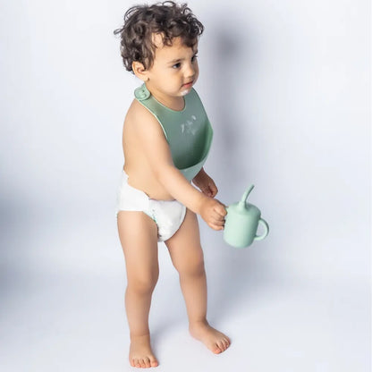 Bavoir YUMMY en silicone avec poche 4M+ porté par bébé – Nanou's House