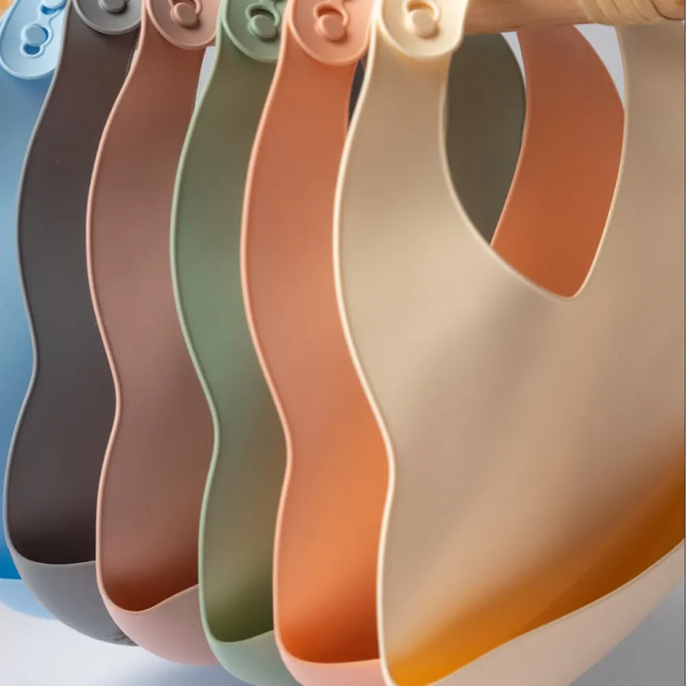 Bavoirs YUMMY en silicone avec poche 4M+ – gamme de coloris – Nanou's House
