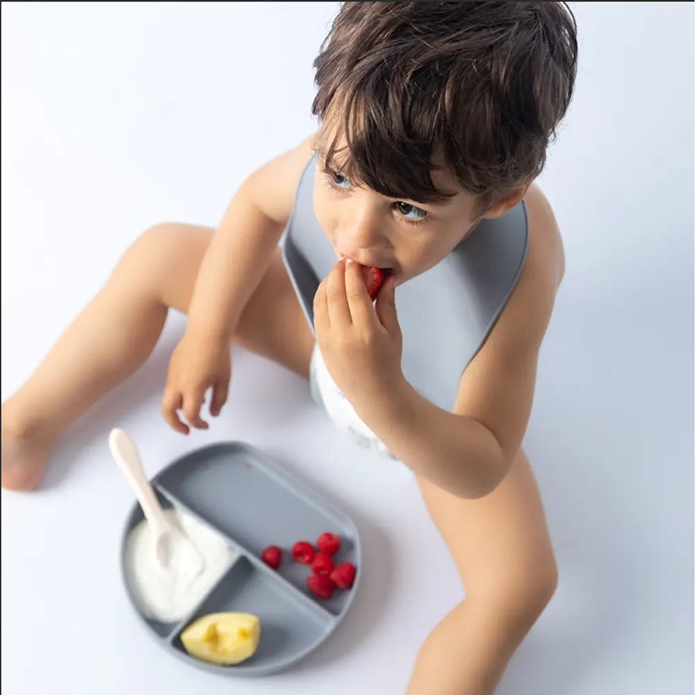 Bavoir YUMMY en silicone avec poche 4M+ pendant le repas – Nanou's House