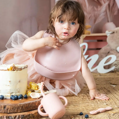 Bavoir YUMMY en silicone avec poche 4M+ pendant le repas – Nanou's House