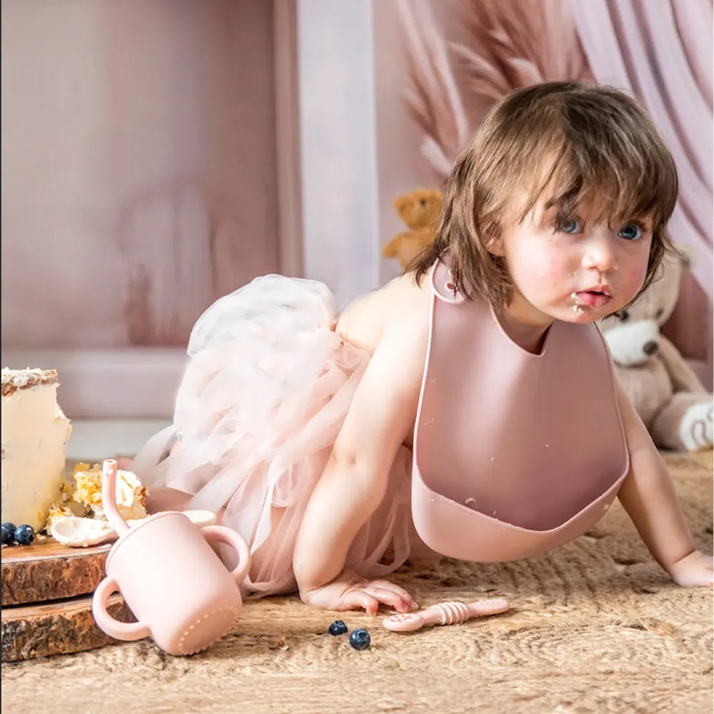 Bavoir YUMMY en silicone avec poche 4M+ porté par bébé – Nanou's House