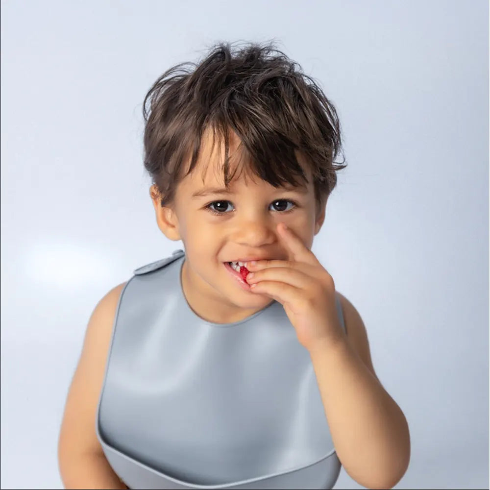 Bavoir YUMMY en silicone avec poche 4M+ porté par bébé – Nanou's House